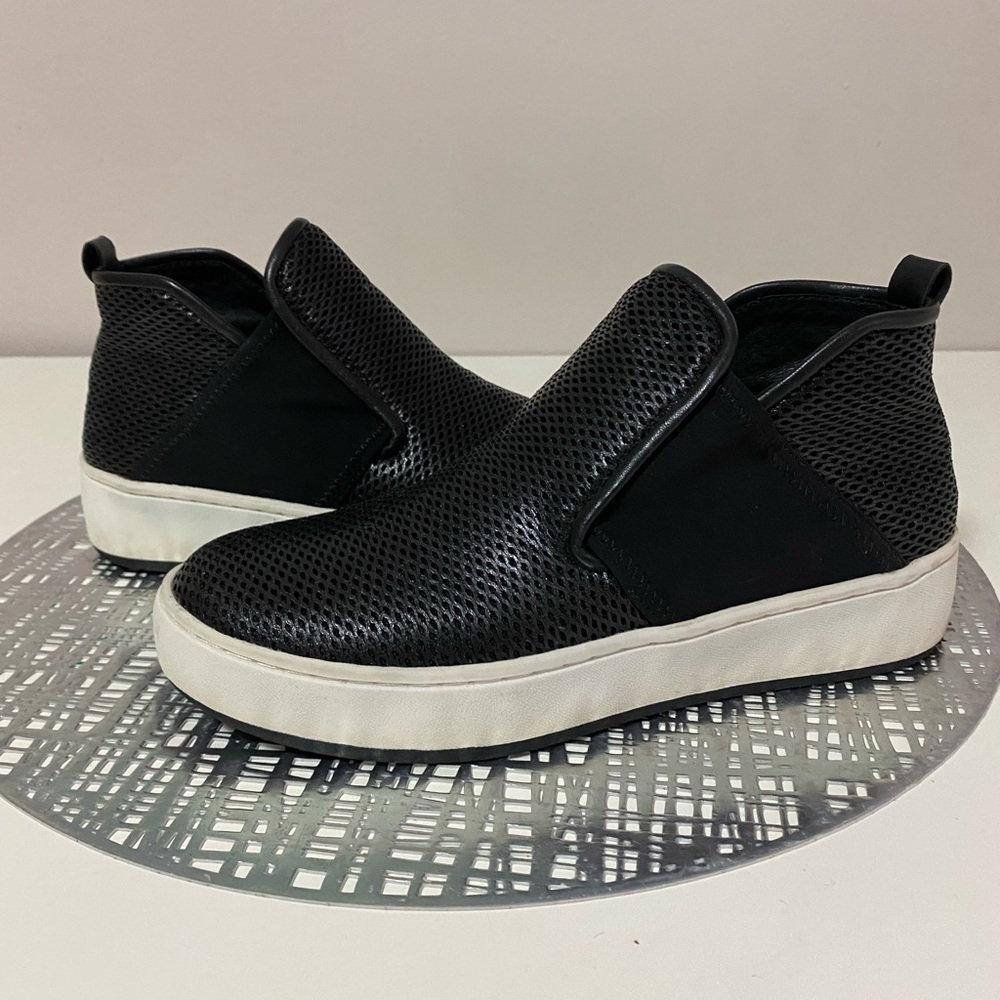 Donald Pliner Carole sneaker size 6 Woman